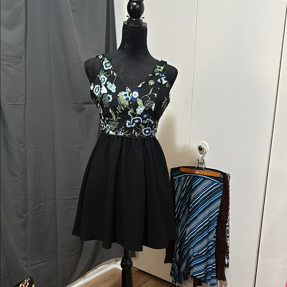 Black and White Fit and Flare Cocktail Dress with V-Neck and Sleeveless Design